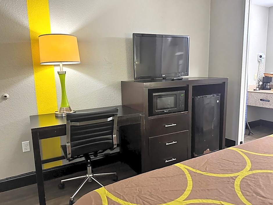 Super 8 by Wyndham Tupelo Airport