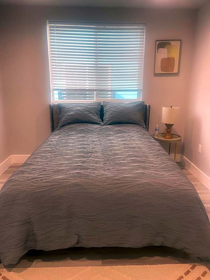 PRIVATE ROOM IN NEW APPARTMENT WITH FULL BATH