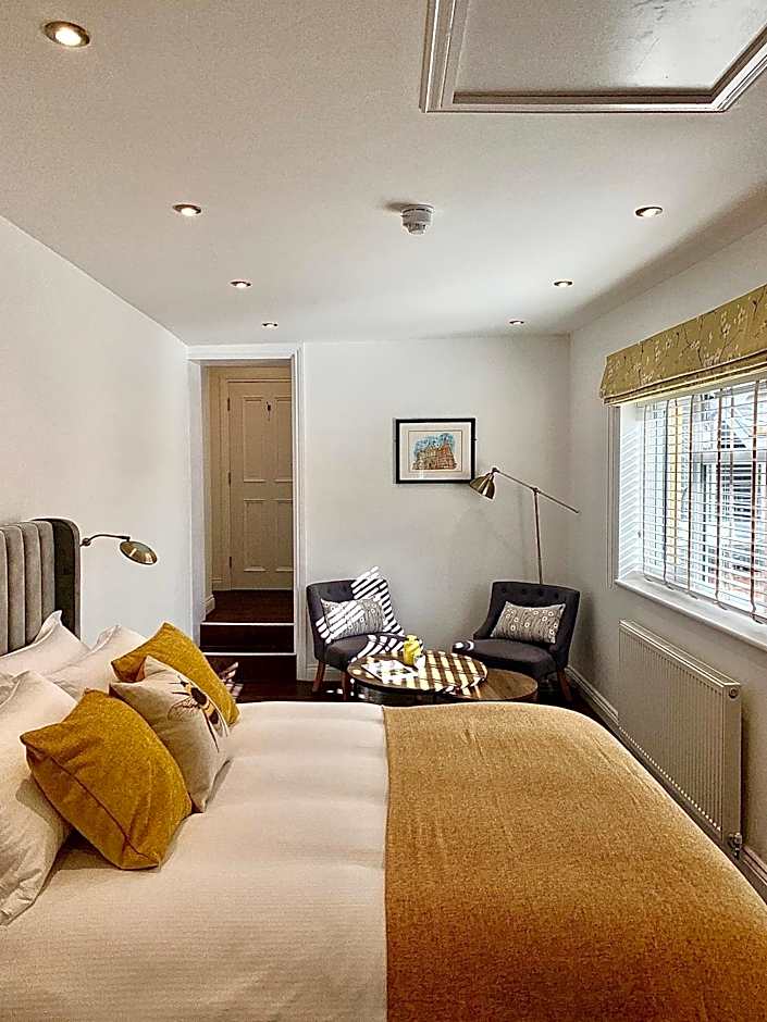 Upstairs at 33 - Self check in boutique accommodation in Worcester Centre