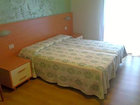 Family Room (2 Adults + 2 Children)