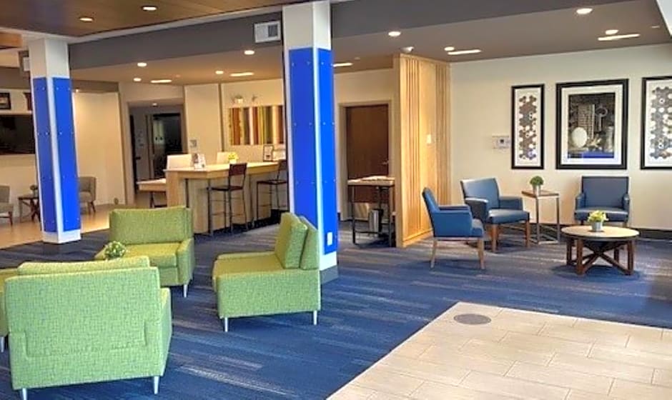 Holiday Inn Express And Suites Warrensburg North By IHG