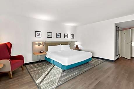 1 King Mobility/Hearing Accessible W/ Bathtub