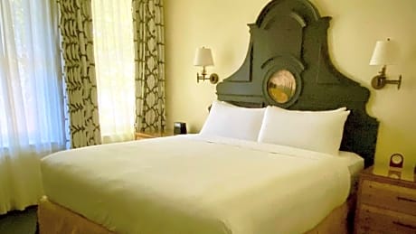 One-Bedroom King Suite with Patio and Garden View