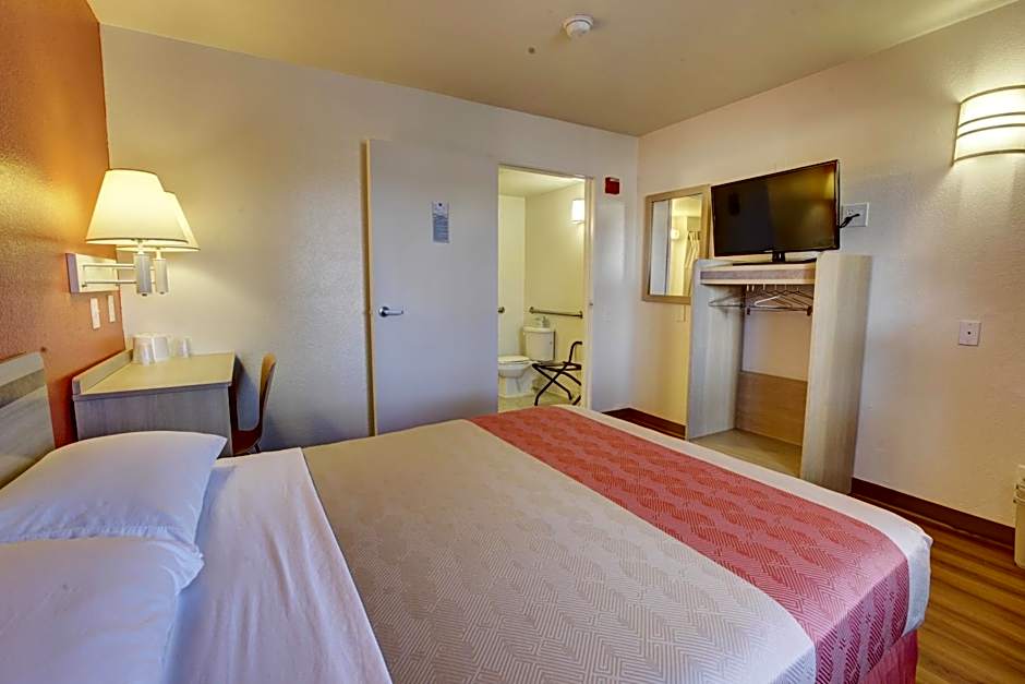 Motel 6-Bellflower, CA - Los Angeles