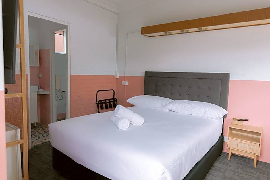 Black Swan Waterfront Motel