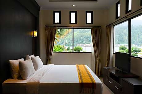 Suite with Lake View