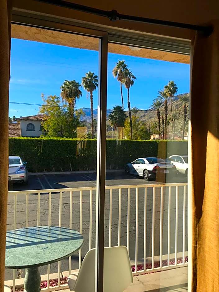 Delos Reyes Palm Springs