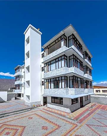 Dee Grand Marq Hotel