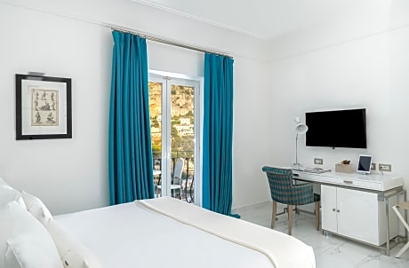 Deluxe Double Room with Lateral Sea View