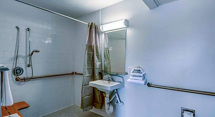 Super 8 by Wyndham Tracy