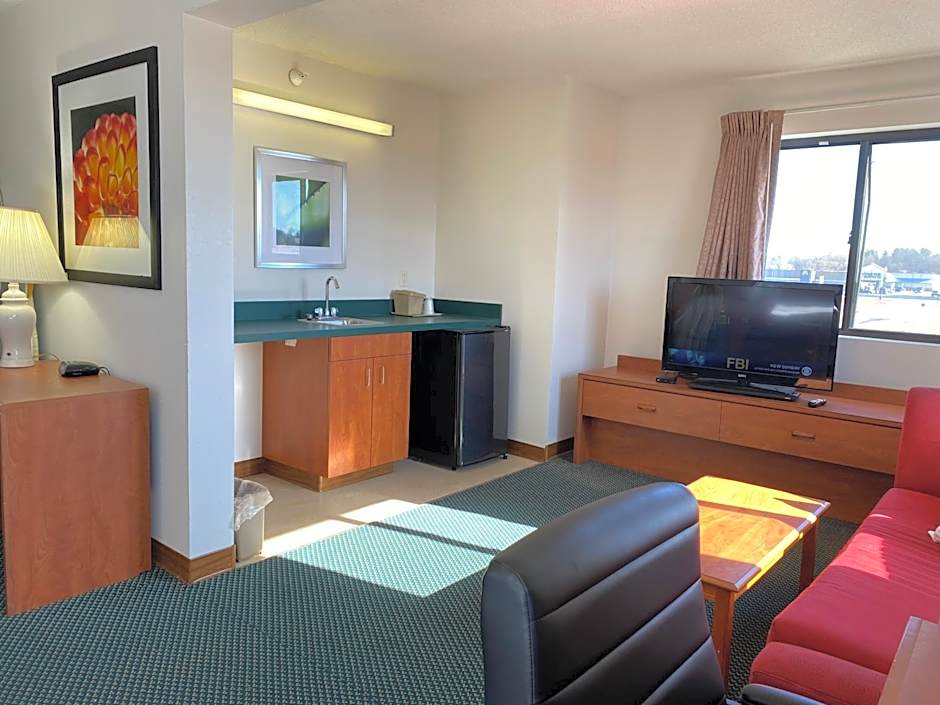 Carlyle Inn & Suites