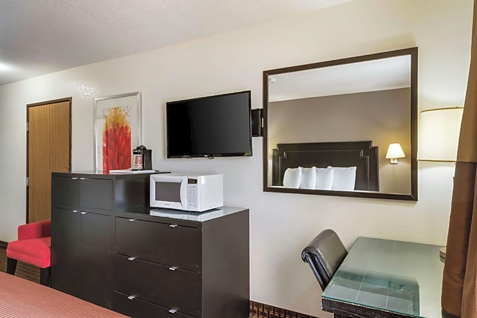 Econo Lodge Inn & Suites