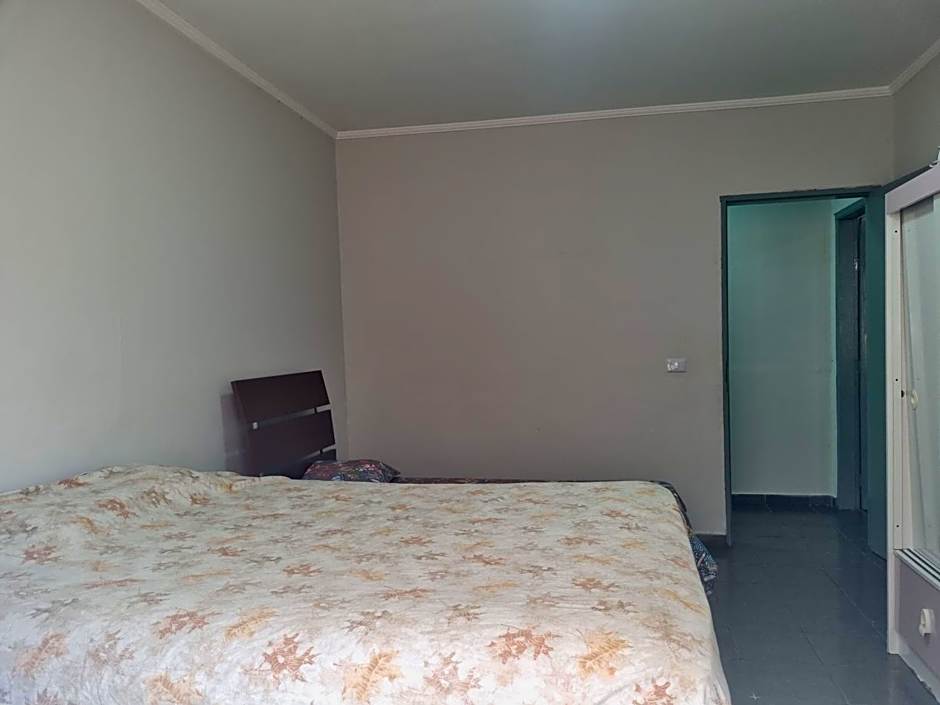 Casa com dois quartos,dois banheiros,sendo uma suíte,sala de estar cozinha e garagem