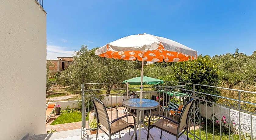 Lefkis apartments & studios