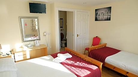 FAM3 - family room-Triple room-Ensuite with Shower-Courtyard view