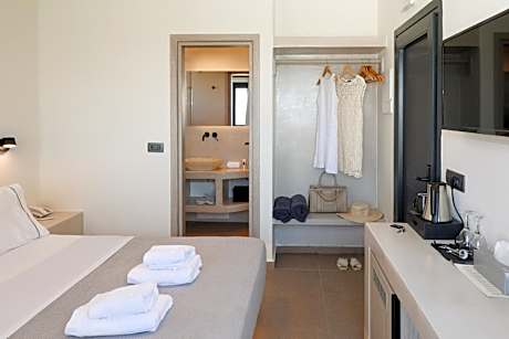 Elegant Suite with Panoramic Sea View and Outdoor Hot Tub