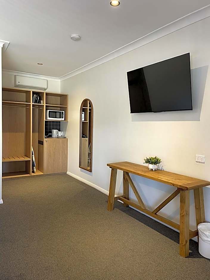 Palm and Pawn Motor Inn