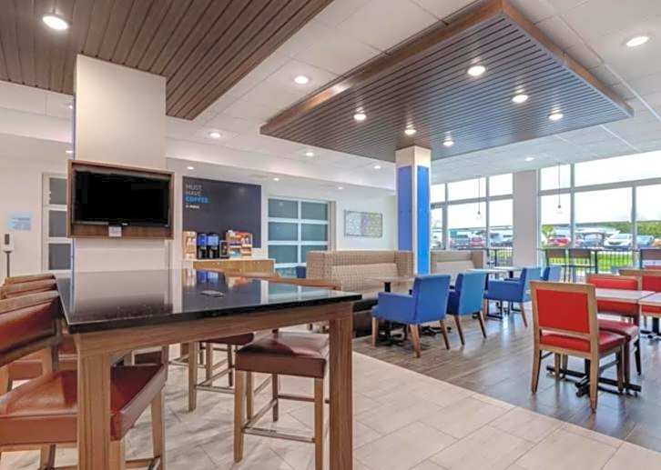 Holiday Inn Express & Suites - Detroit - Dearborn By IHG