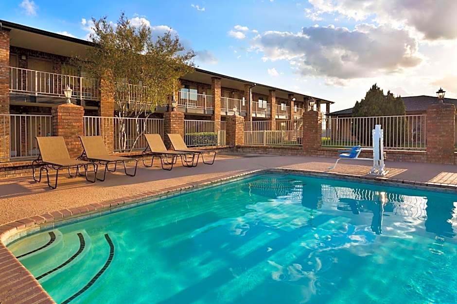 Super 8 by Wyndham Universal City