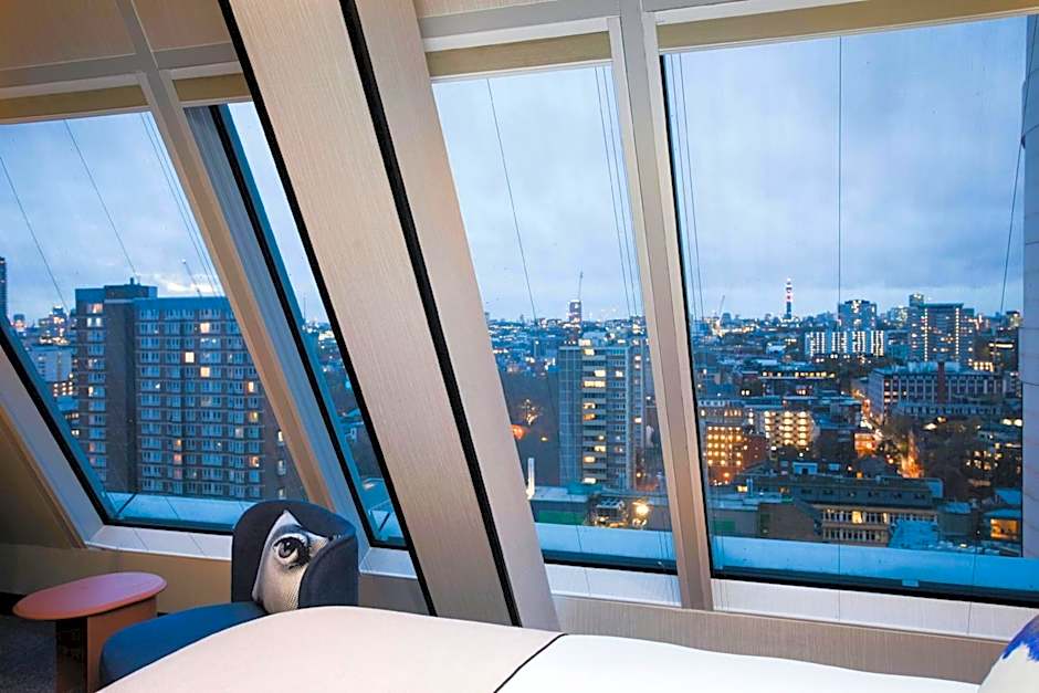 Montcalm East, Autograph Collection