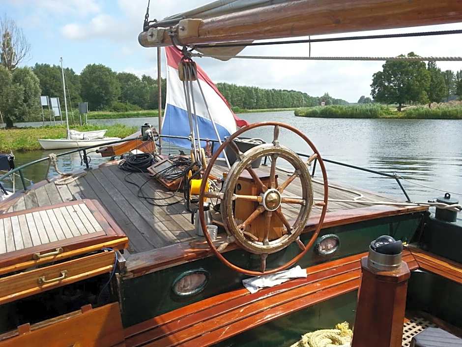 tjalkjacht pelikaan enkhuizen