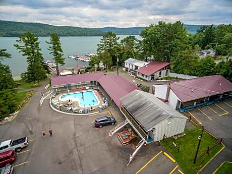 Lake 'N Pines Motel