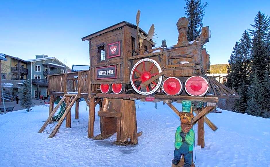 Comfy condo next to Gondola