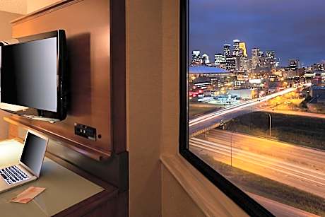 Room, 1 King Bed (Mobility/Hearing Accessible, Tub) (1 King Bed)