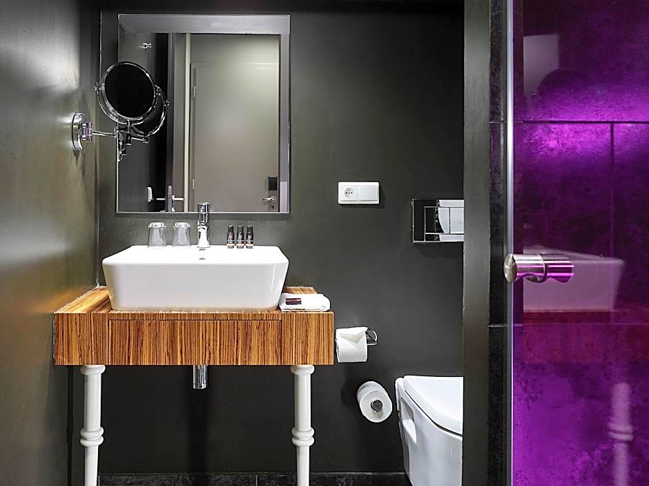 The ICON Hotel & Lounge