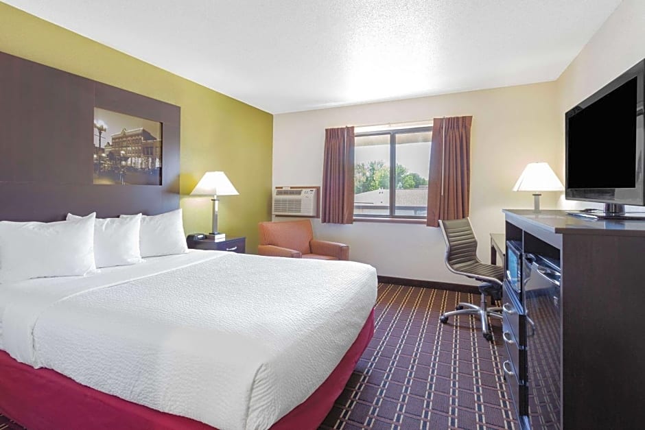 Super 8 by Wyndham La Crosse