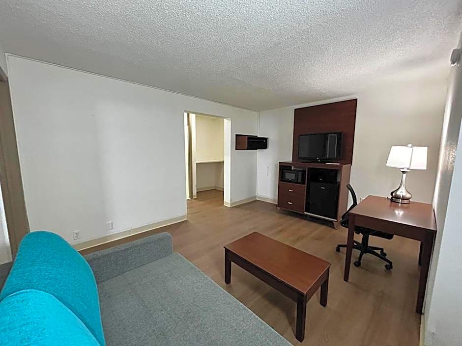 Econo Lodge Inn & Suites