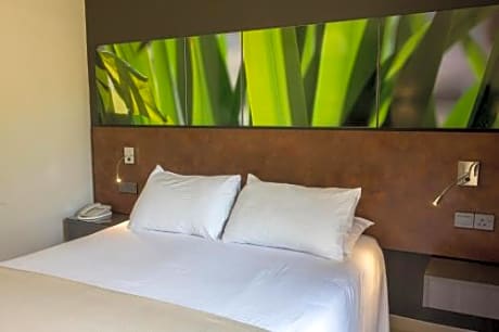 Family Room (2 Adults + 2 Children)