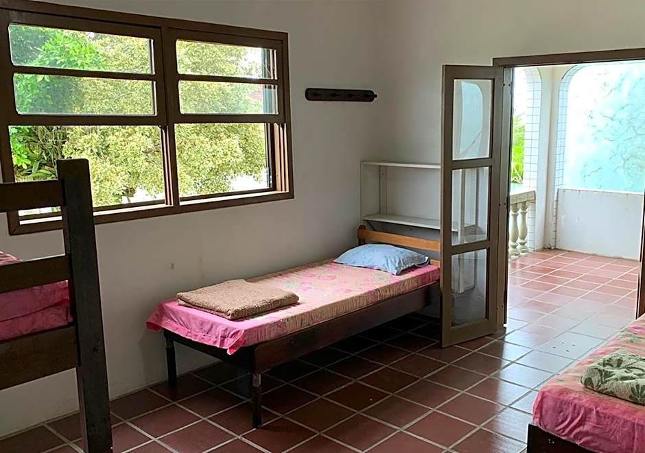 Casa de praia com boa ventilação garagem coberta para 3 carros 50m da praia