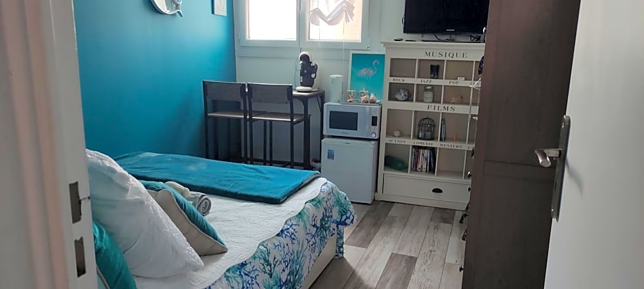 chambres bleues côté plage et aéroport climatisées et parking gratuit