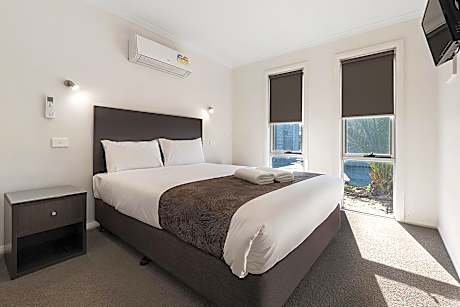 Deluxe 2 Bedroom Cabin - Sleeps 4