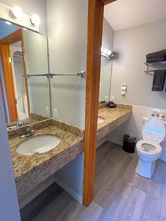 Lake Bluff Inn and Suites