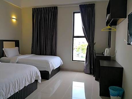 Family Room (3 Adults)