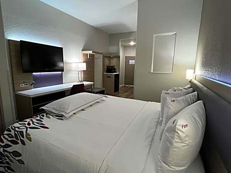 Premium King Room Disability Access Roll-In Shower Smoke Free