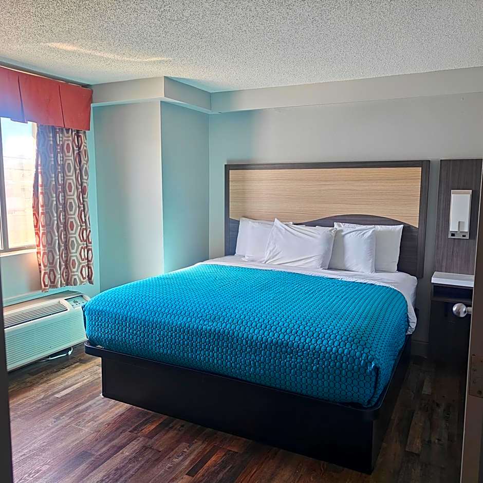 Mountain Vista Inn & Suites - Walking Distance to the Island