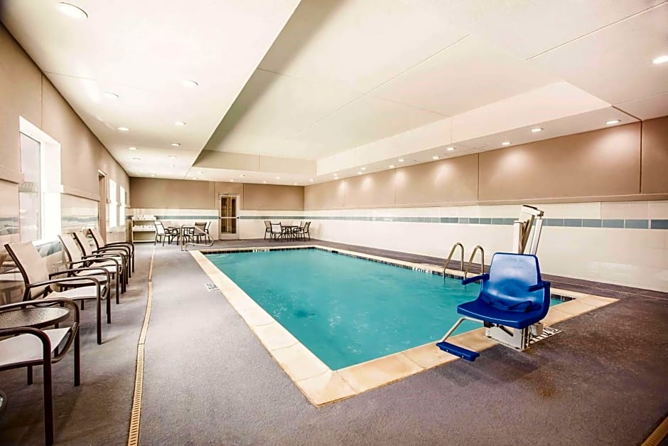 La Quinta Inn & Suites by Wyndham Dallas Plano - The Colony