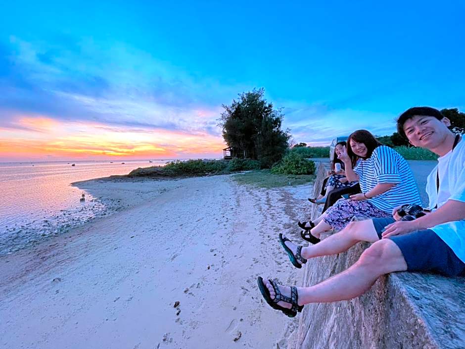 交流型ゲストハウス伊良部ジャーニーインIrabu Joureny INN#毎日みんなで夕食会#ゲストさんは20-30代が中心#海徒歩1分#空港車で5分#本格フィンランドサウナ付き#海と星と夕日が見える屋上あり