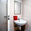 Reddoorz Plus near Makassar Town Square