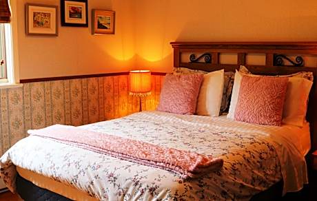 Double Room with Shared Bathroom and Garden View