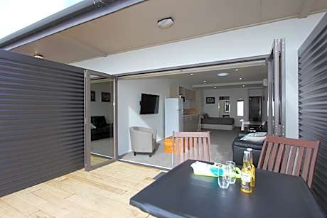 Large Studio Apartment - Beachfront - 2