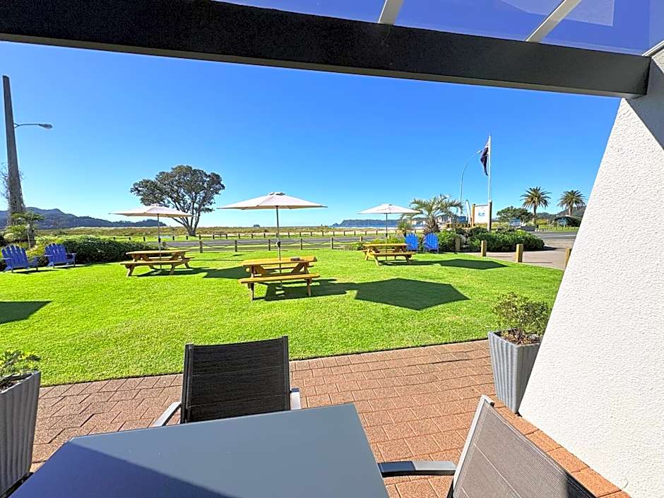 Baileys At The Beach Motel