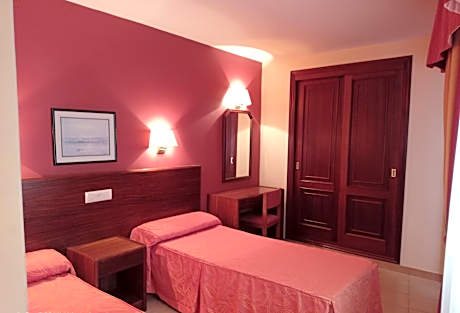 Family Room (2 Adults + 2 Children)