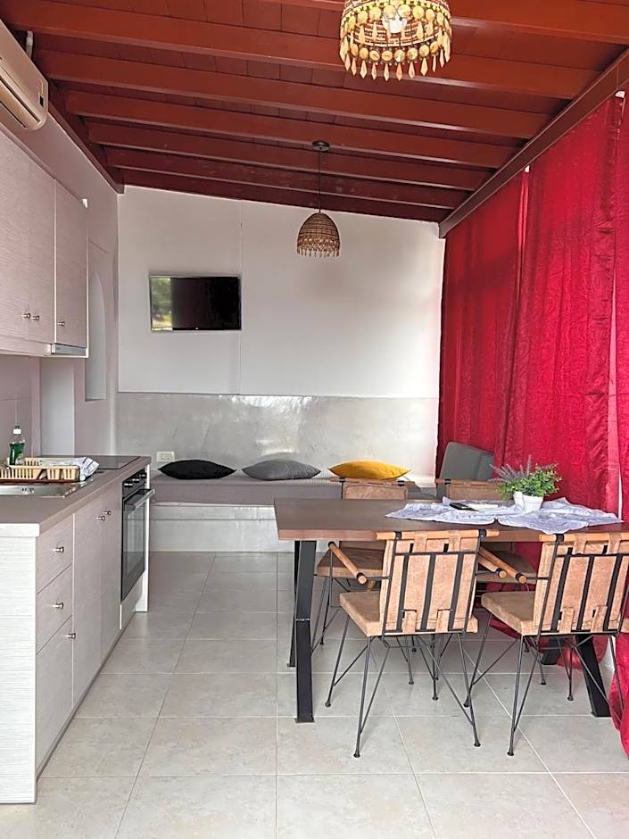 Birds Villa Apartments with Heated Pool - Including Car and Breakfast
