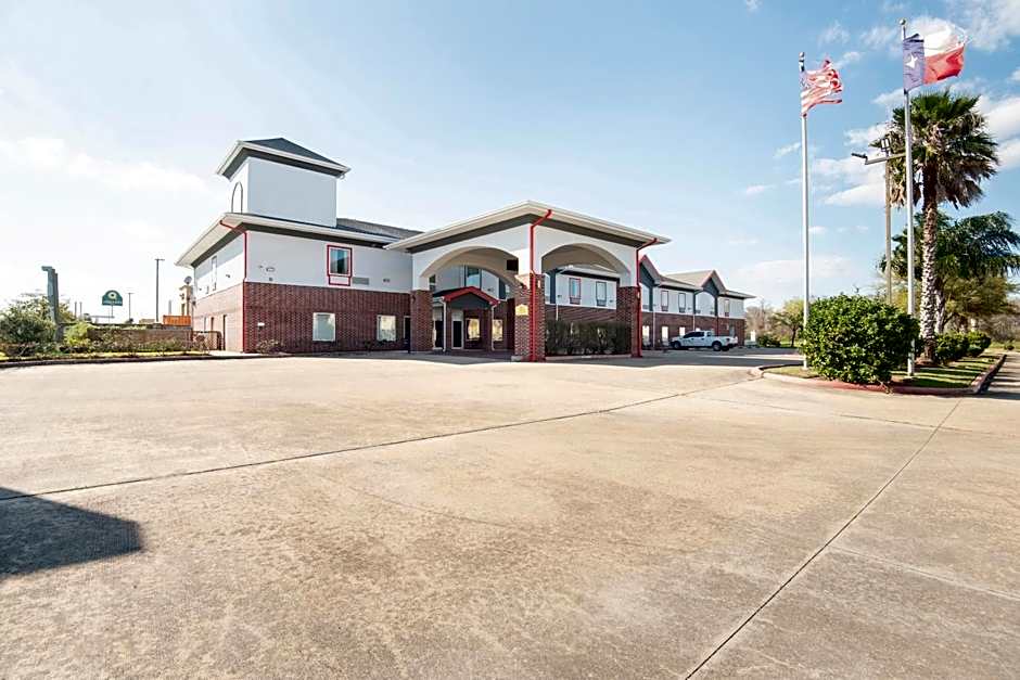 OYO Townhouse Clute Lake Jackson