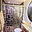 Chalét com jacuzzi sauna lareira e telao cinema