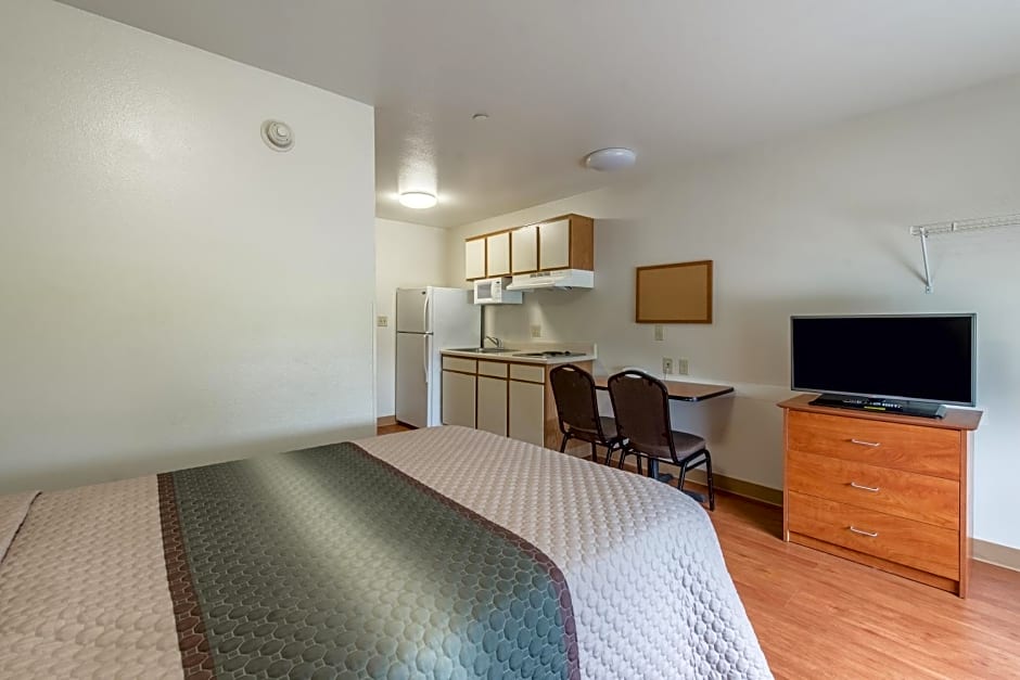 HomeTowne Studios by Red Roof Columbus